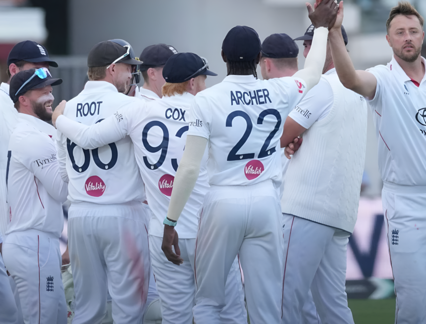 England Beat Pakistan by 194 Runs England Beat Pakistan by 194 Runs